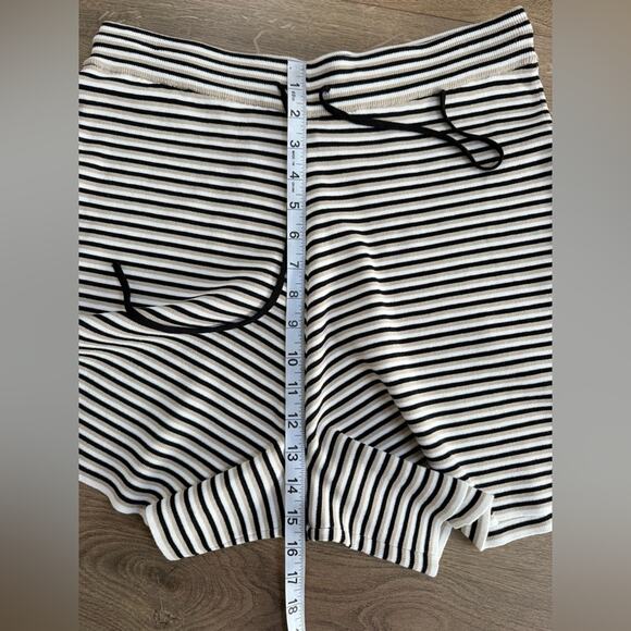 NWT Monrow Easy Stripe Knit Sweater Shorts Size Large - Picture 10 of 11